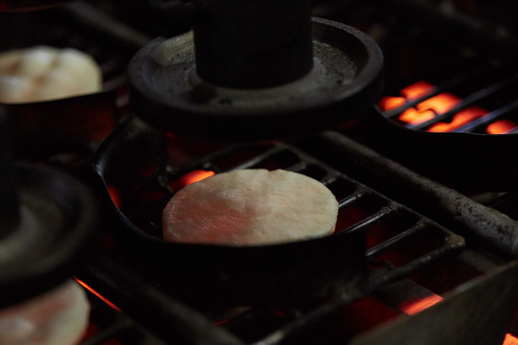 草加せんべいに欠かせない押しの作業。