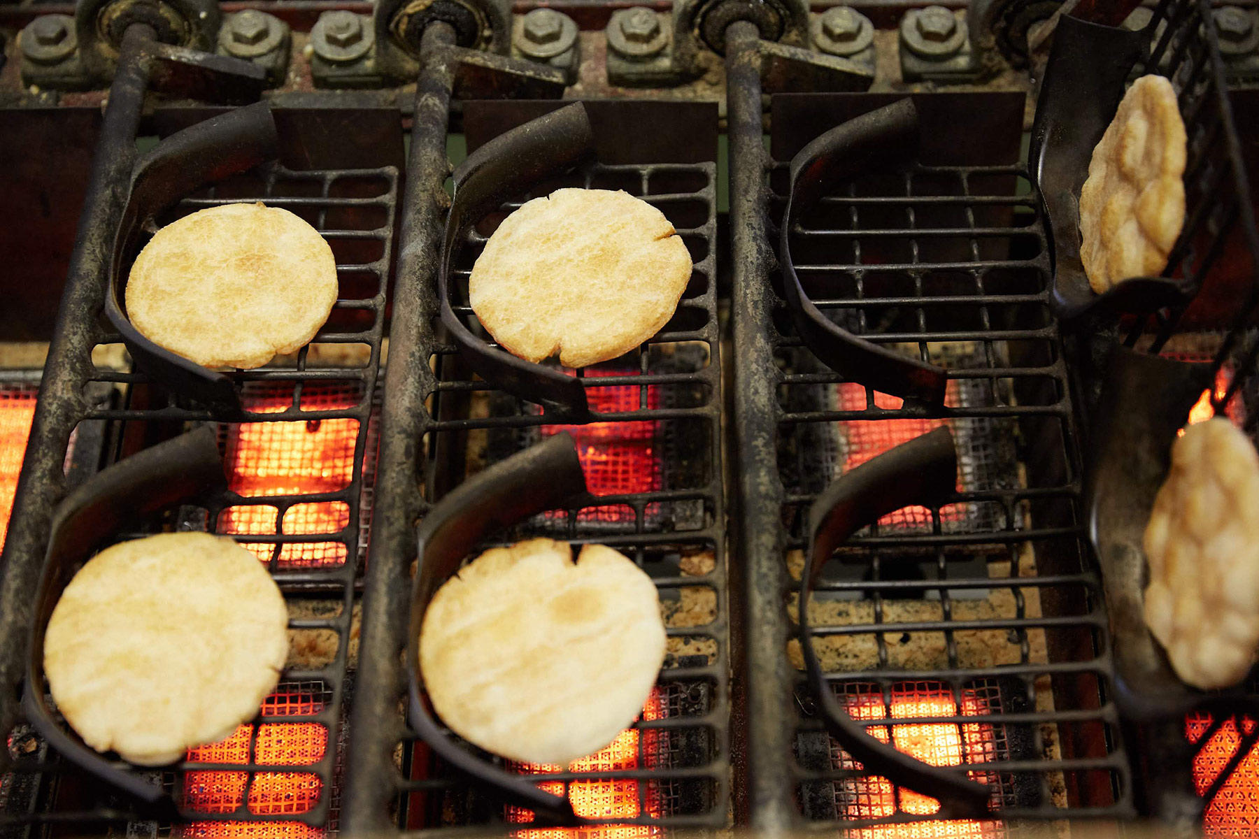 生地の状態を見て職人が火加減を調整。