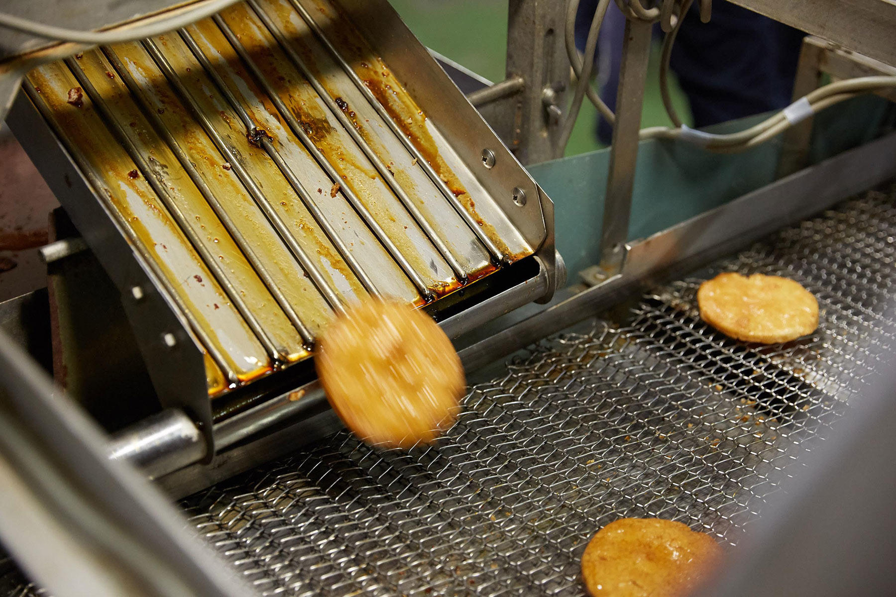 刷毛が内蔵された機械に通せば、醤油を塗られたせんべいが登場。