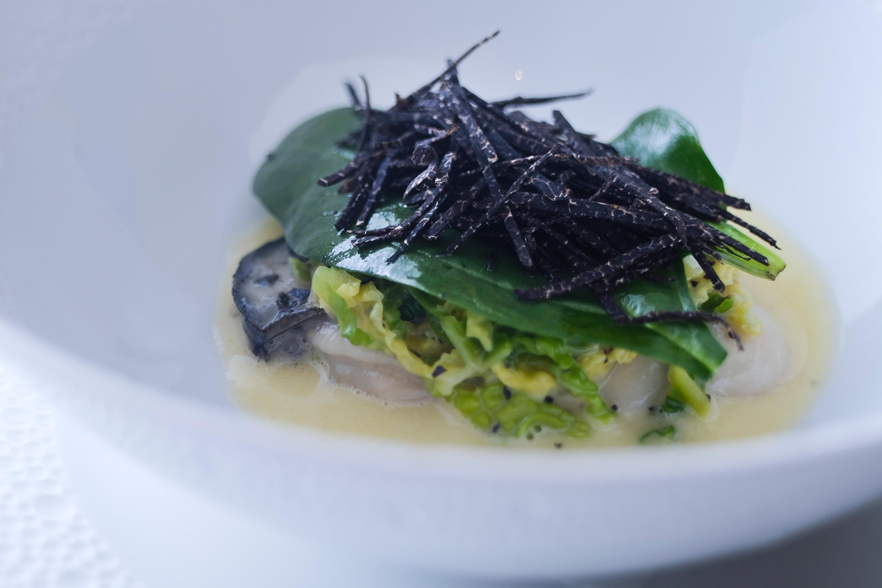 黒トリュフコースの2品目。兵庫産の真牡蠣は、ぷっくりとしてジューシー。牡蠣のもつヨード感とバターのコクに、黒トリュフの香りが絶妙なアクセントとなっている。