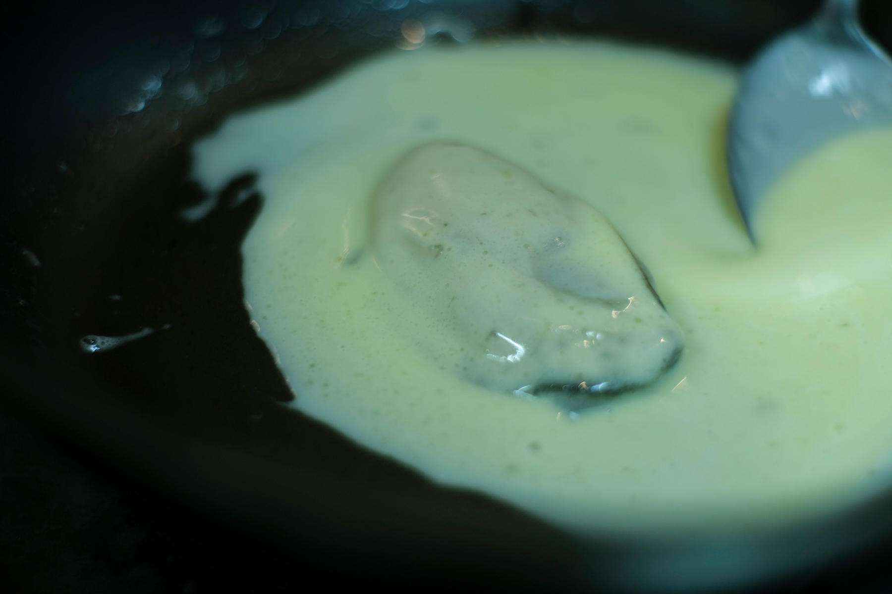 牡蠣は生の状態からゆっくりと火を入れていく。