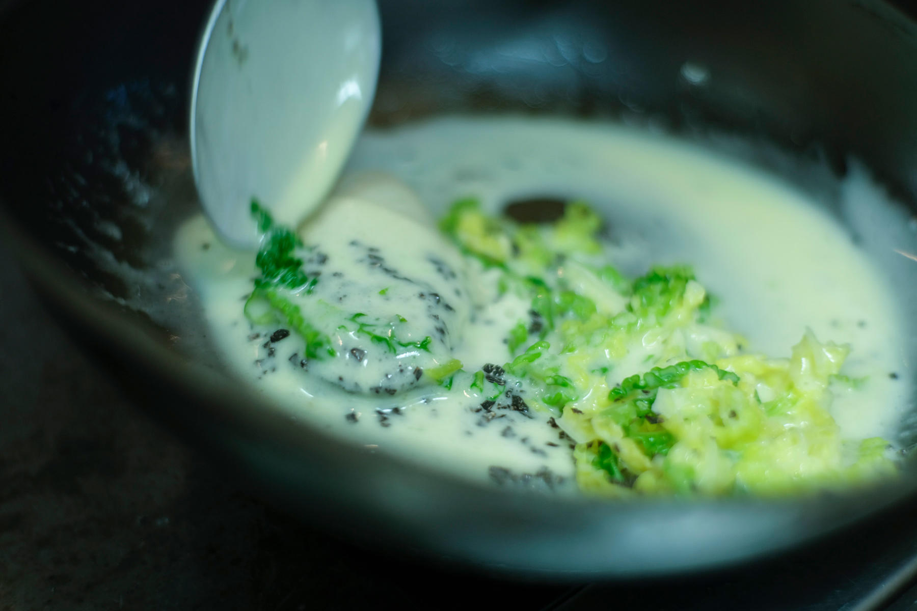 シャンパンバターソースをかけながら。