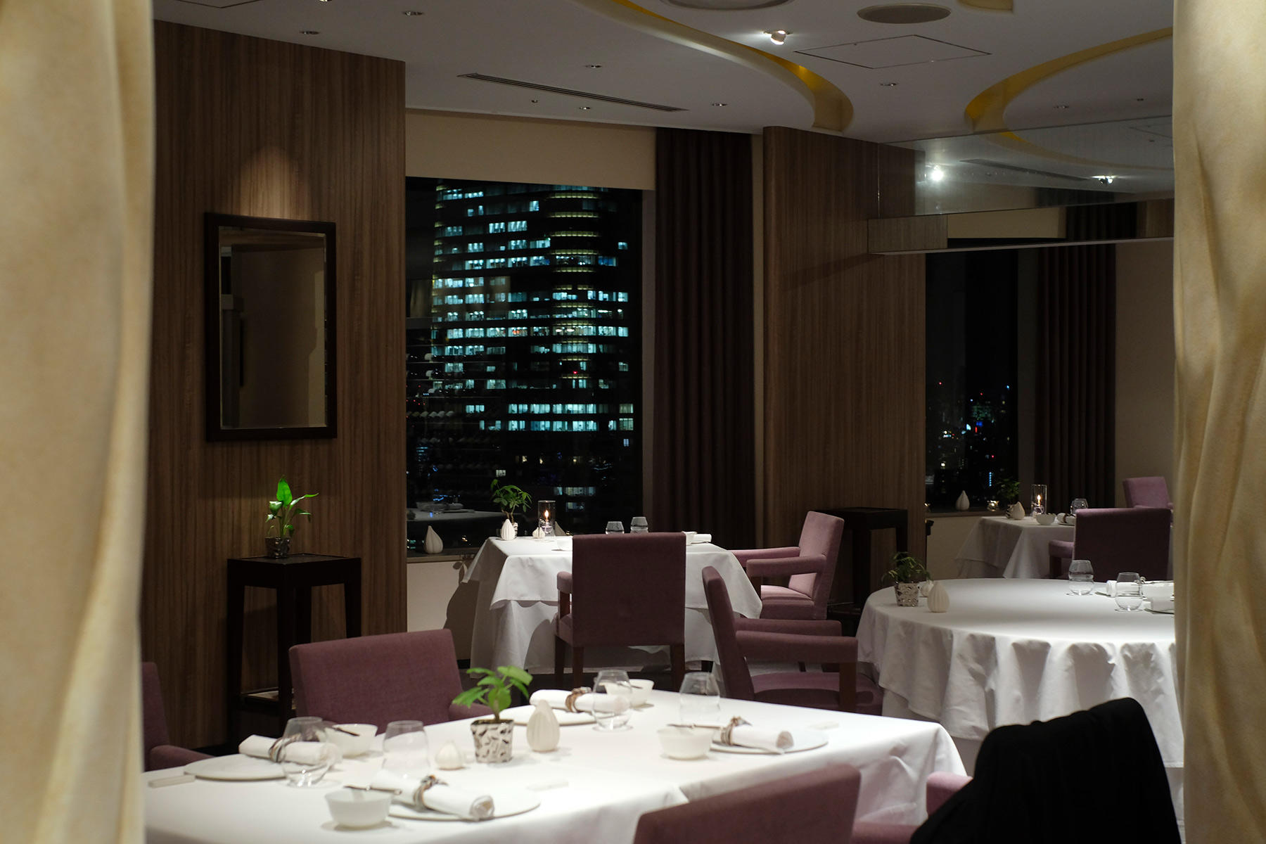 「ピエール・ガニェール」の冬のスペシャルコースである“黒トリュフコース”は35,000円(税金・サービス料別途)で3月3日までの提供となる。次回はコースのメイン料理からデザートまでを紹介します。