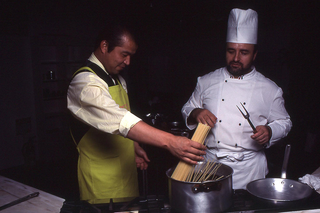 1955年新潟県三条市生まれの掛布雅之さん。1974年に習志野高校からドラフト6位で阪神タイガースに入団。球界を代表する三塁手として、打点王と3度の本塁打王に輝き、1985年には4番打者としてタイガースを初の日本一へ導いた。三代目ミスタータイガース(四代目ともいわれる)。33歳で引退。2013年から阪神タイガース打撃コーチとして現場復帰。二軍監督を経て、現在はSEA(オーナー付シニア・エグゼティブ・アドバイザー)。