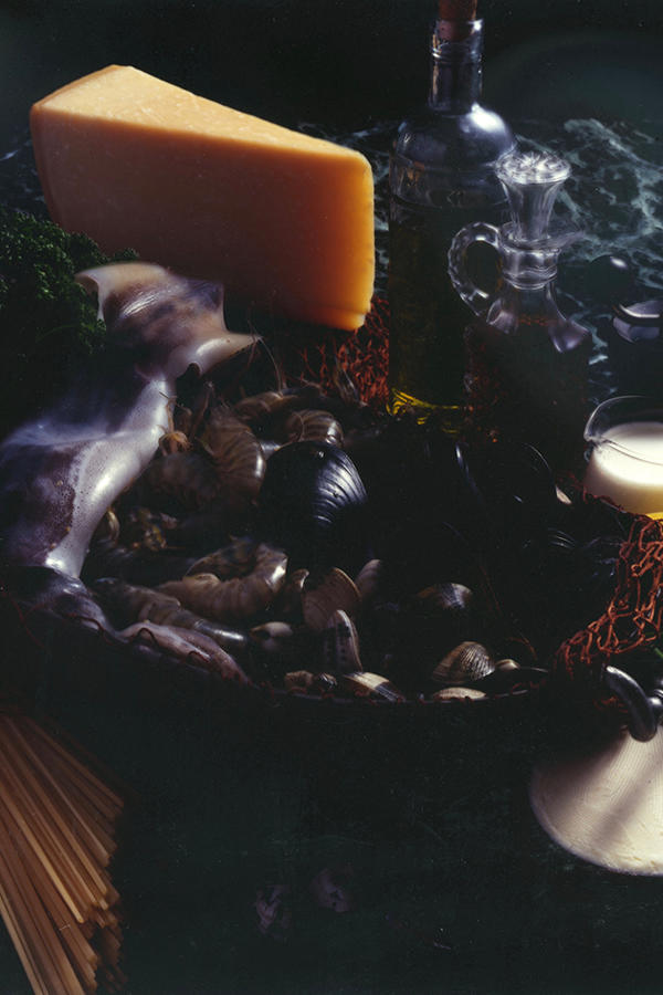 パスタは細くて幅広いリングイネ。イカ、海老、貝をフランベすることでソースにブランデーの風味が加わる。