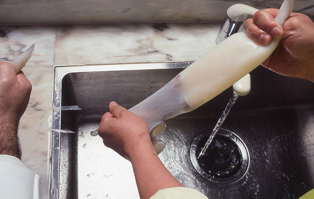 イカの胴の下ごしらえ