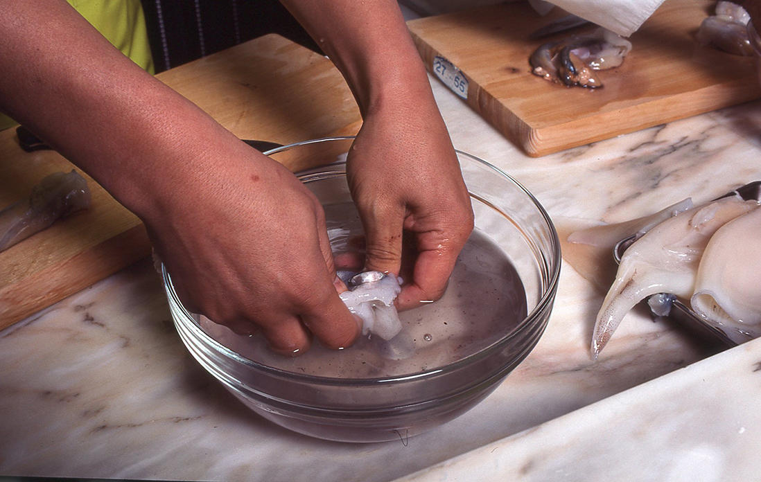 イカの下足の下ごしらえ