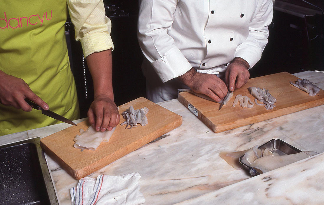 イカの下足の下ごしらえ