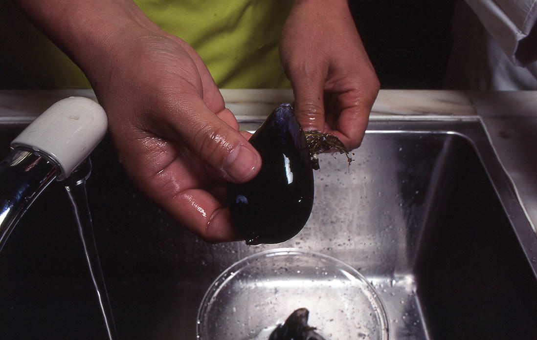 グルリとひとまわりさせたところで、力をこめヒゲを引っぱり抜く。