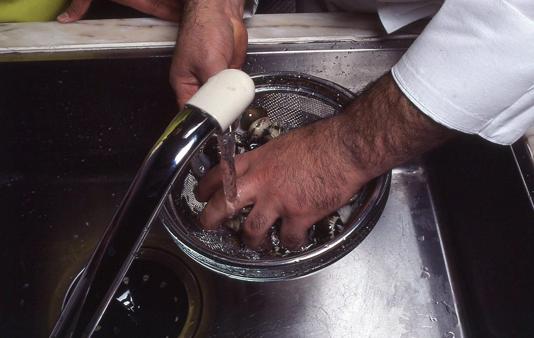 アサリは、1~2分洗ってカラカラと澄んだ音がしてくるまで洗う。