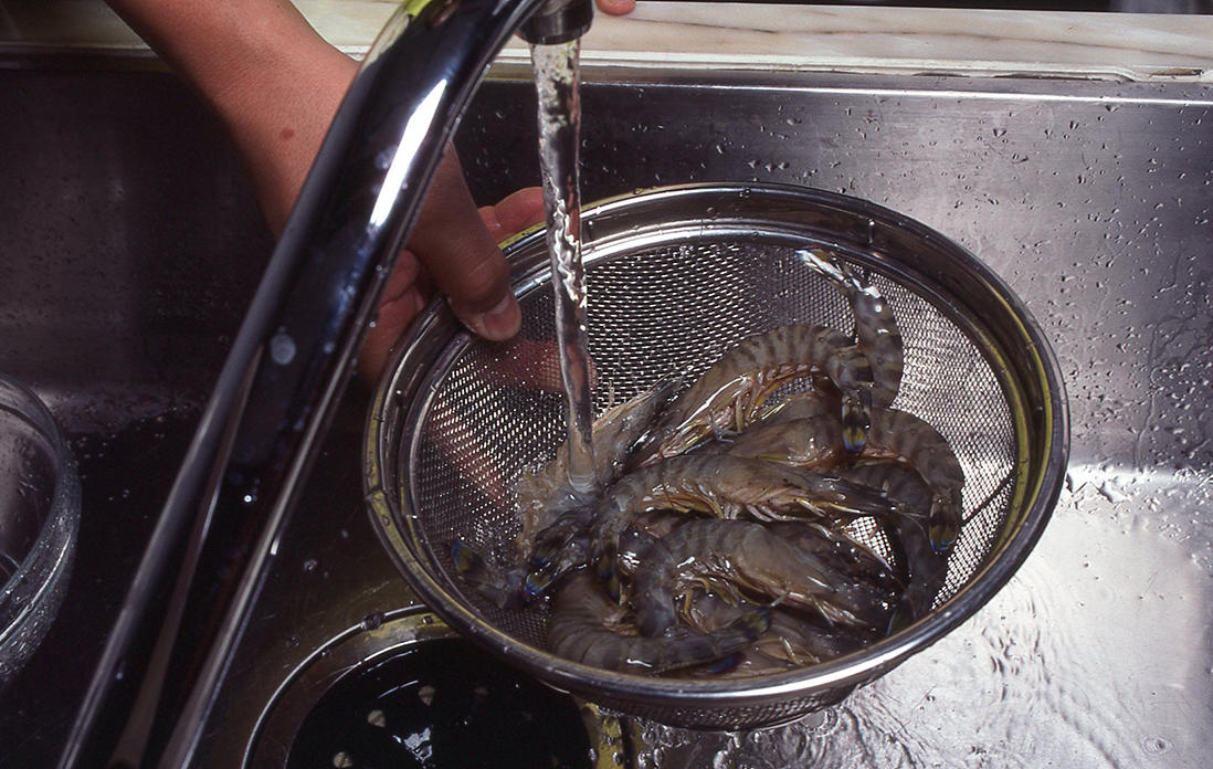 海老にヒゲが付いている場合は、取り除く。