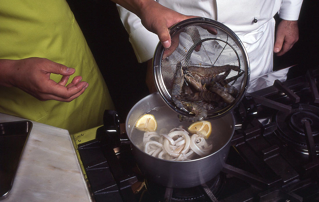 魚介を茹でてマリネをつくる