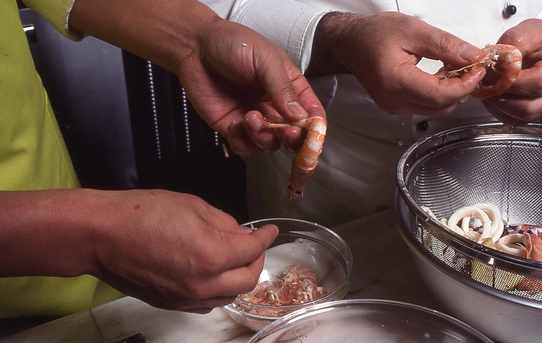 魚介を茹でてマリネをつくる