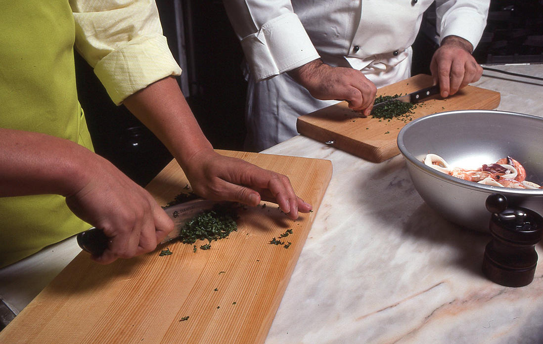 魚介を茹でてマリネをつくる