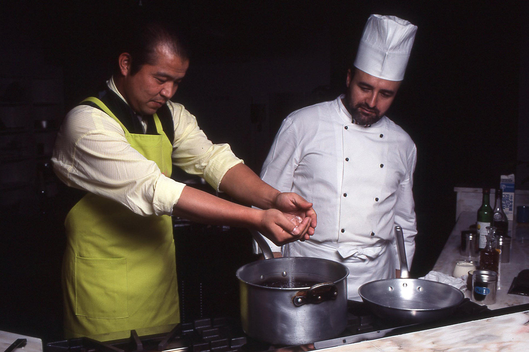 パスタをゆでる