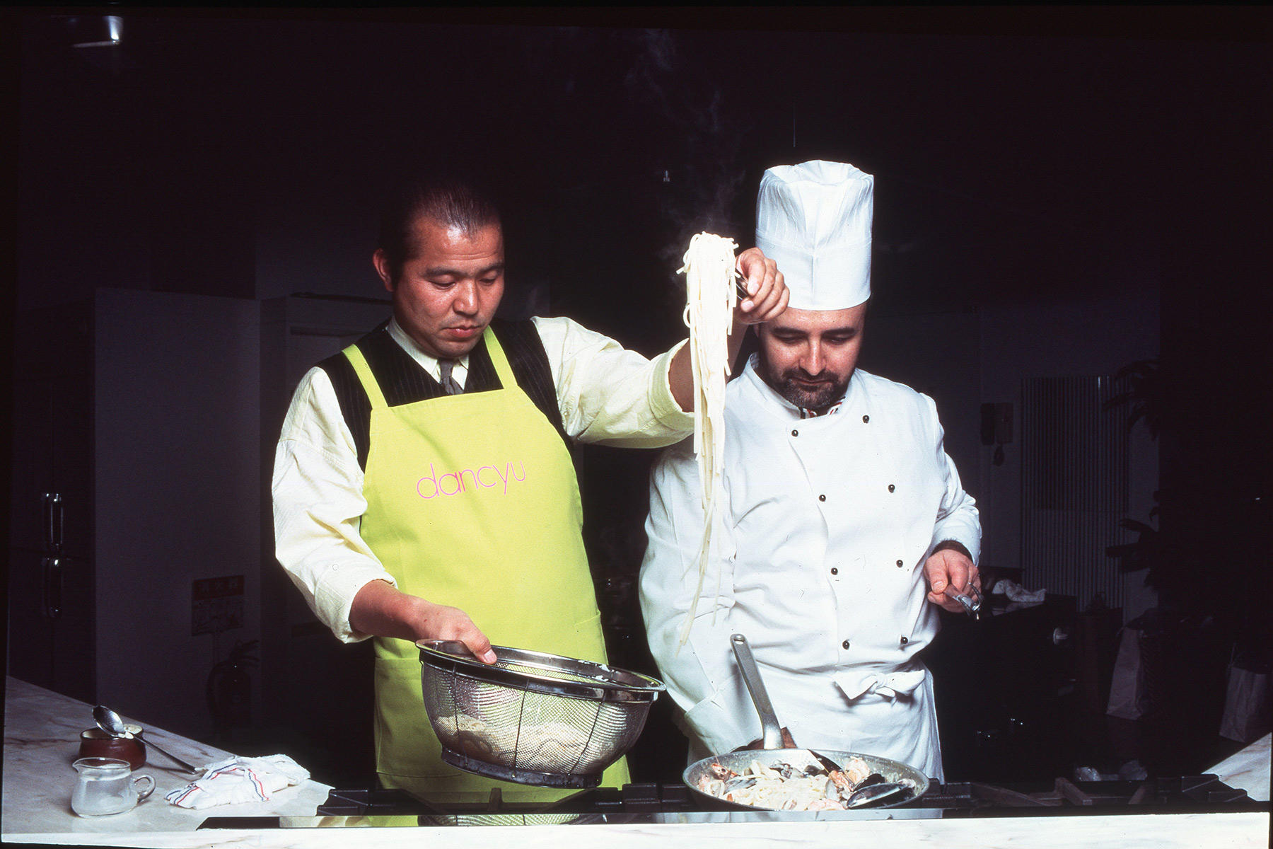 パスタのゆで上がりの際には、微妙なアルデンテの感触を真剣な面持ちで確認していた掛布さん。はしゃいでいるようでも、ポイントはしっかり押さえていたそうだ。本当に弟子入りを考えていたのかな?