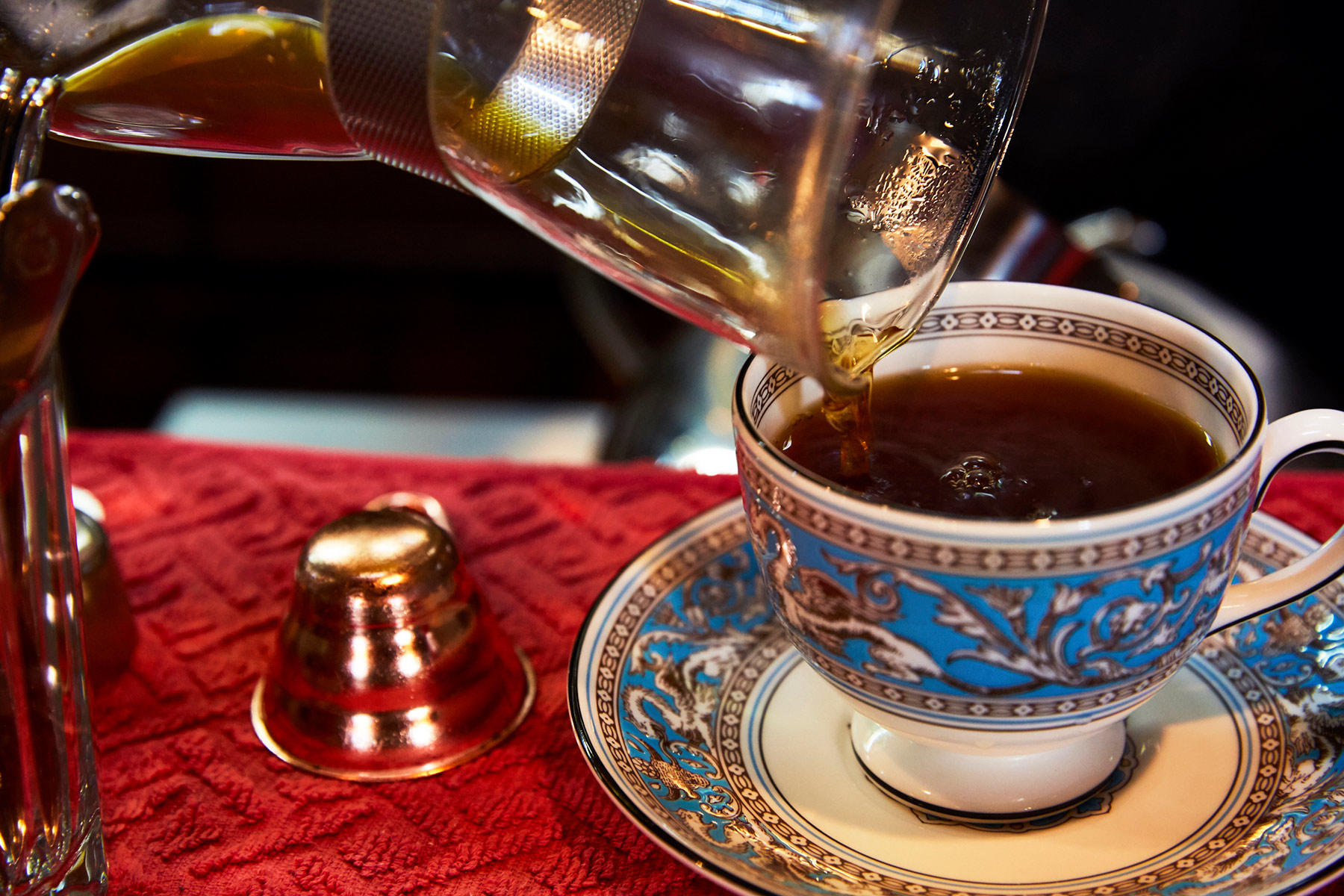 透明感のある琥珀色の一杯。口に含むと、奥深いアロマに充たされる。