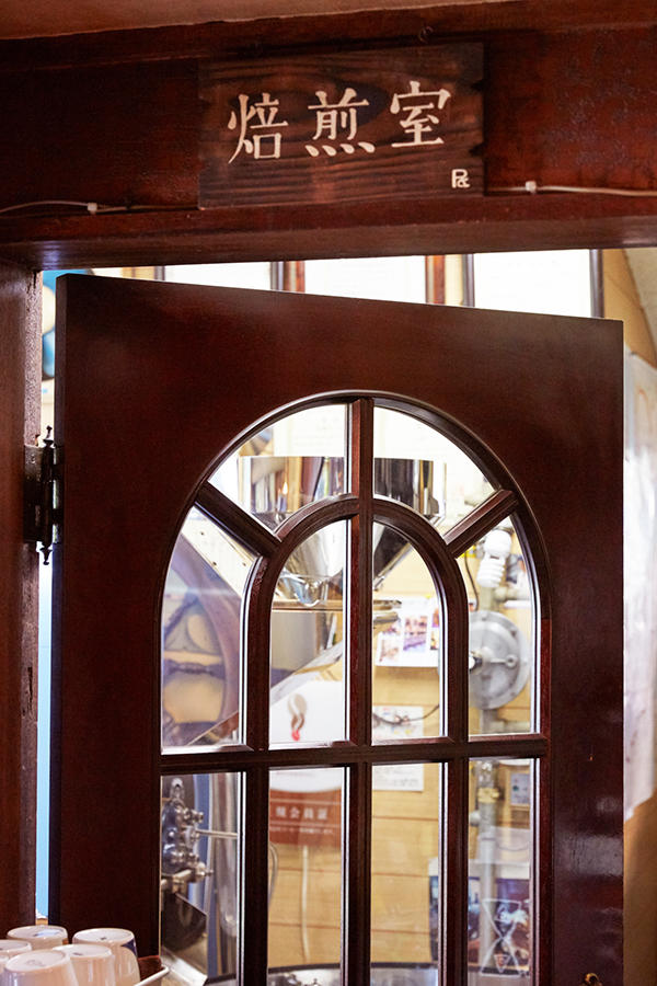 左奥の小さな一室には、歴代の焙煎機が3台も。焙煎機密度は日本一かも!?