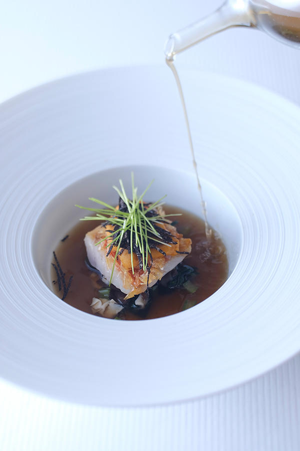 コンソメはテーブルで注がれ、仕上げはお客さまの目の前で。