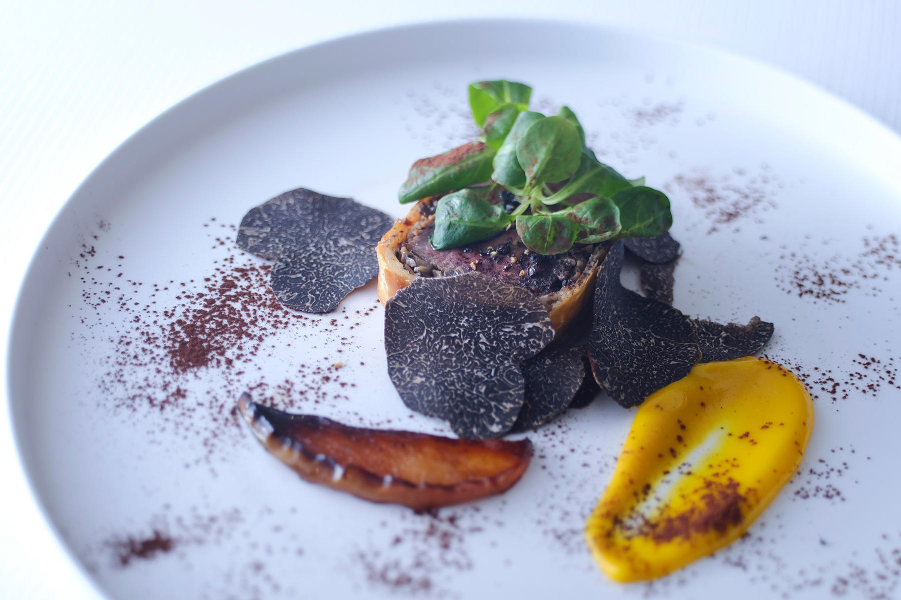 黒毛和牛肉のアンクルート ヘーゼルナッツオイルの香るカボチャのピューレ リンゴとチョコレートを効かせたペリグーソース