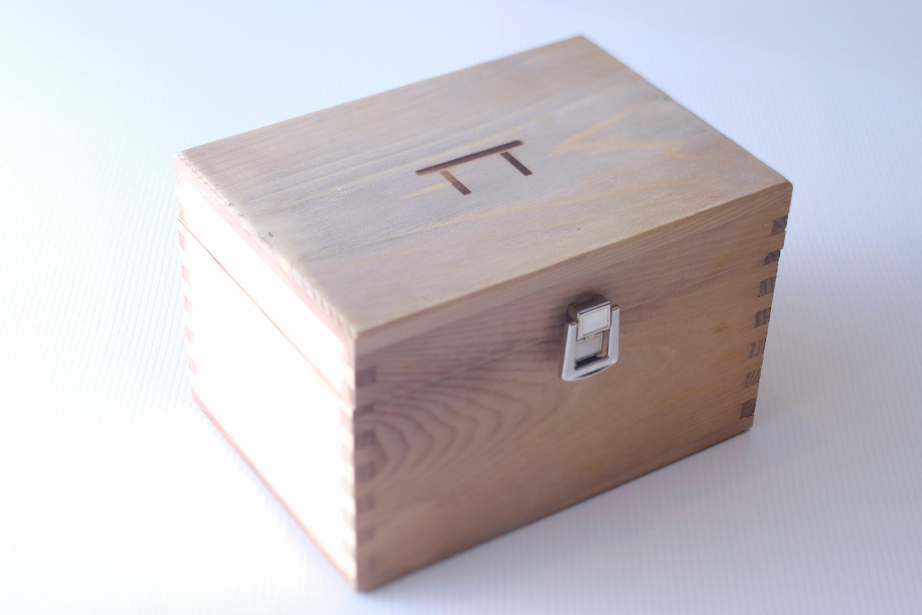 メインの料理とともに運ばれてくるのが「ピエール・ガニェール」のロゴが入った木箱。