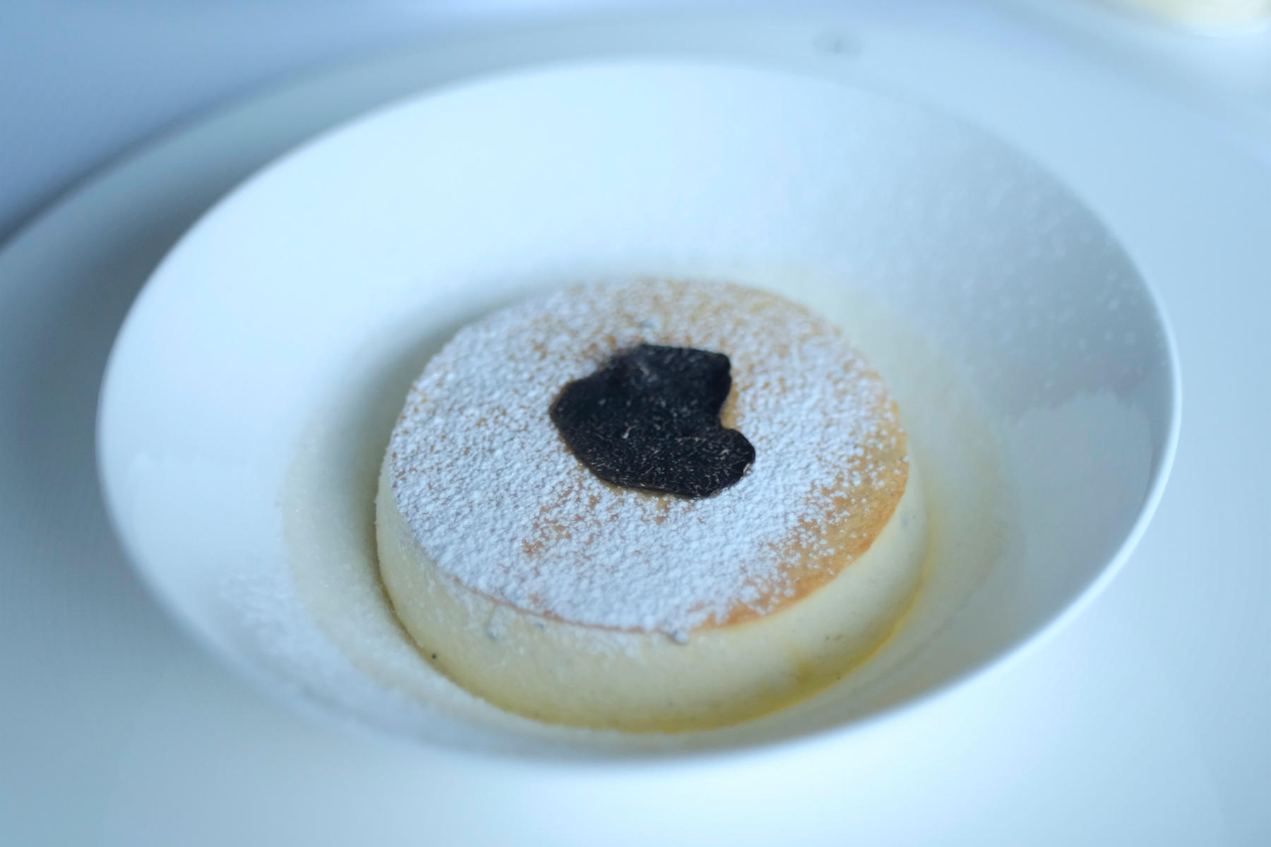 黒トリュフコースのデザートは全部で4品。口に入れるや淡雪のようにとろける食感が魅力のスフレは、その優しさに黒トリュフの高貴な香りが加わって、まさに天にも昇る心地。