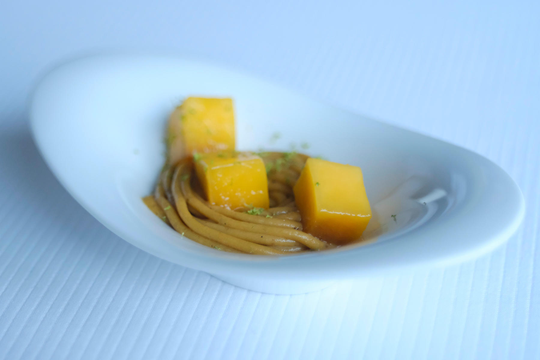 さわやかなマンゴーのキューブと、甘さを抑えてしっとりとしたマロンクリーム。黒トリュフが香り、リッチな一皿。