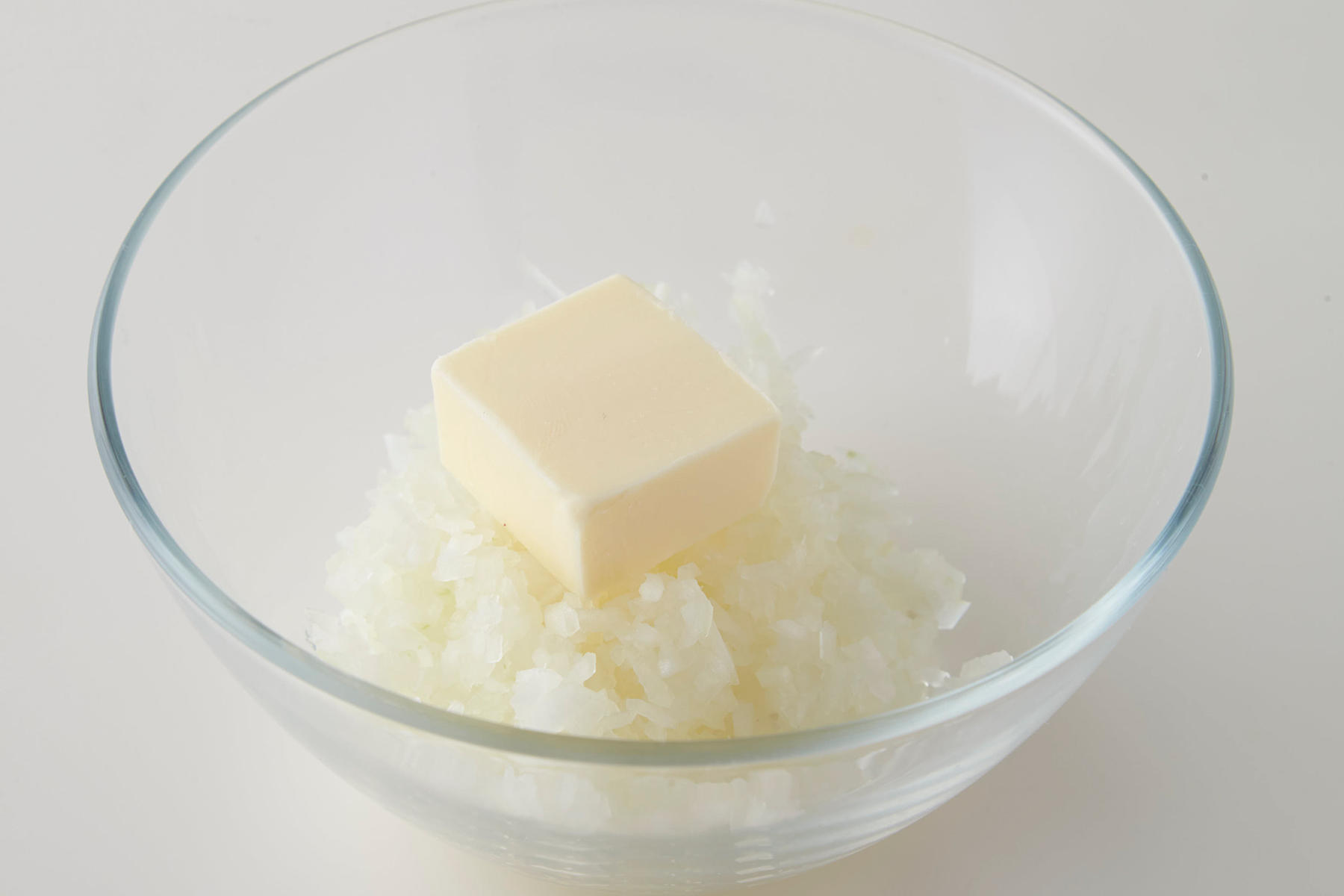 玉ねぎとバターを加熱する