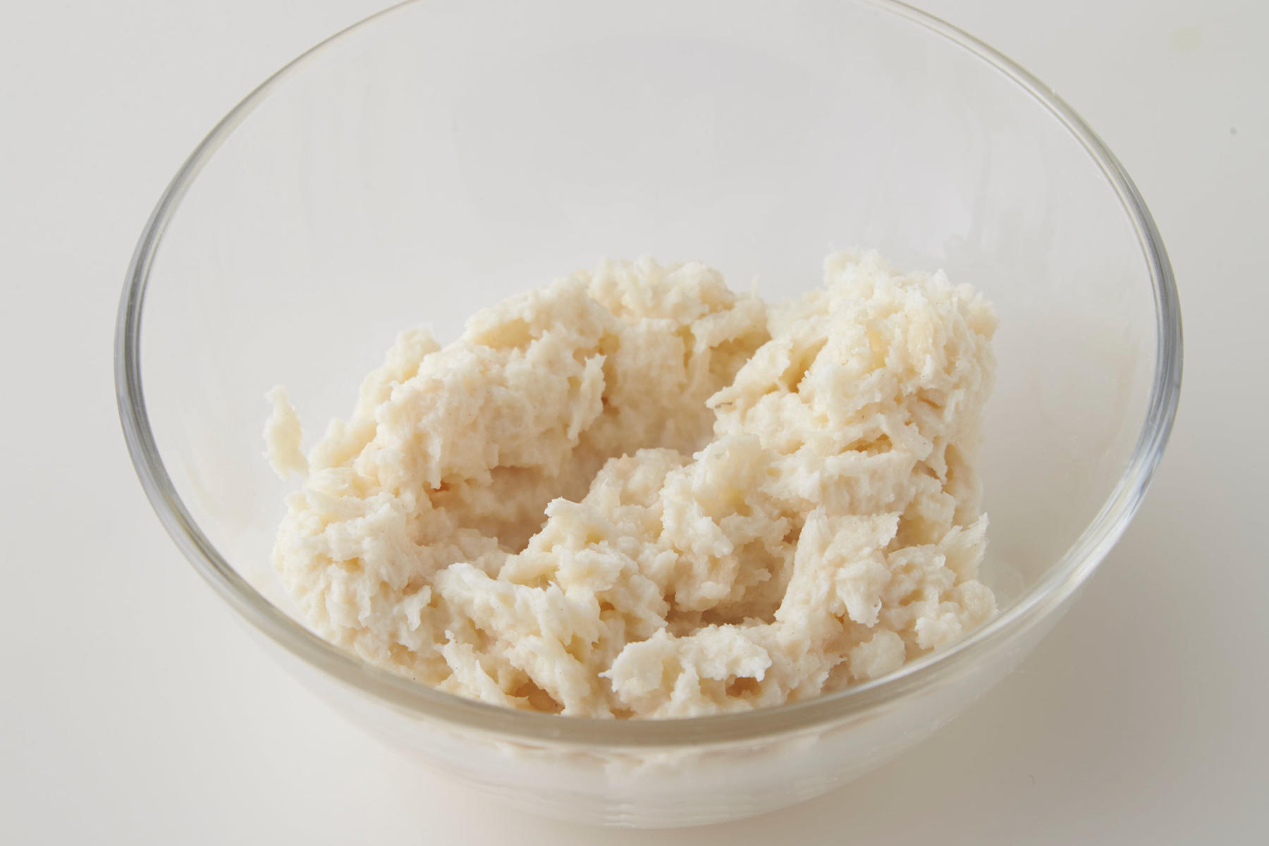 パン粉に牛乳を加える