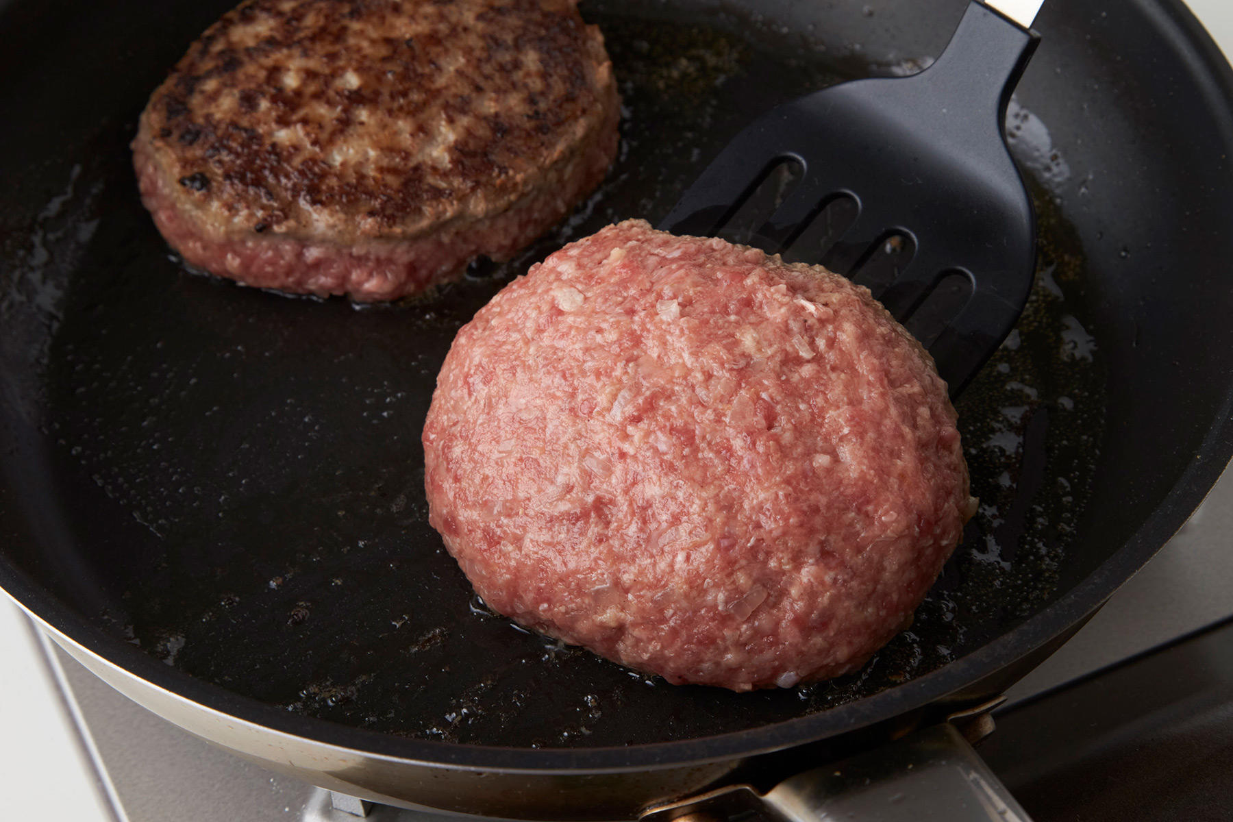 ハンバーグを焼く