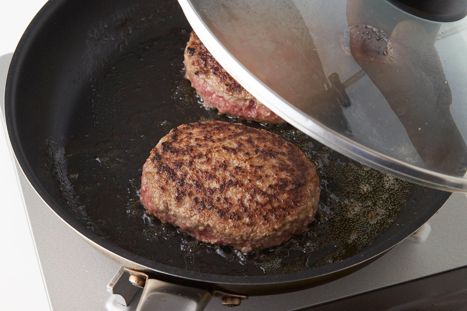 蓋をして蒸し焼きに