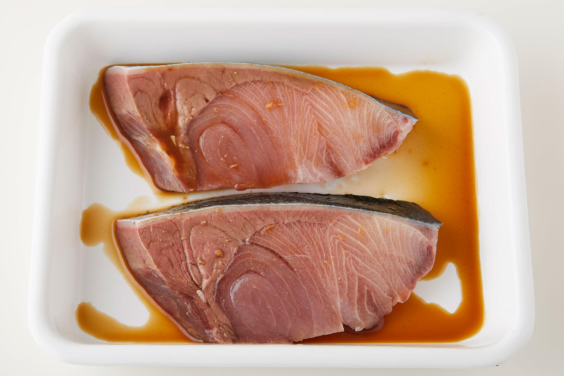 ブリに下味をつける