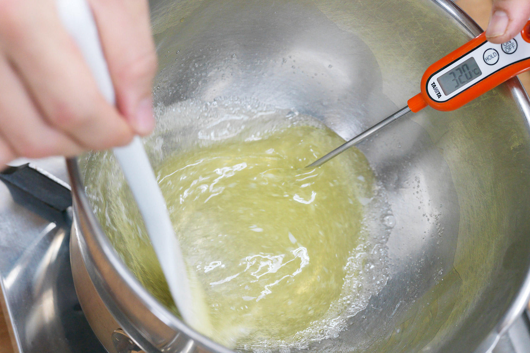 卵白を湯煎する