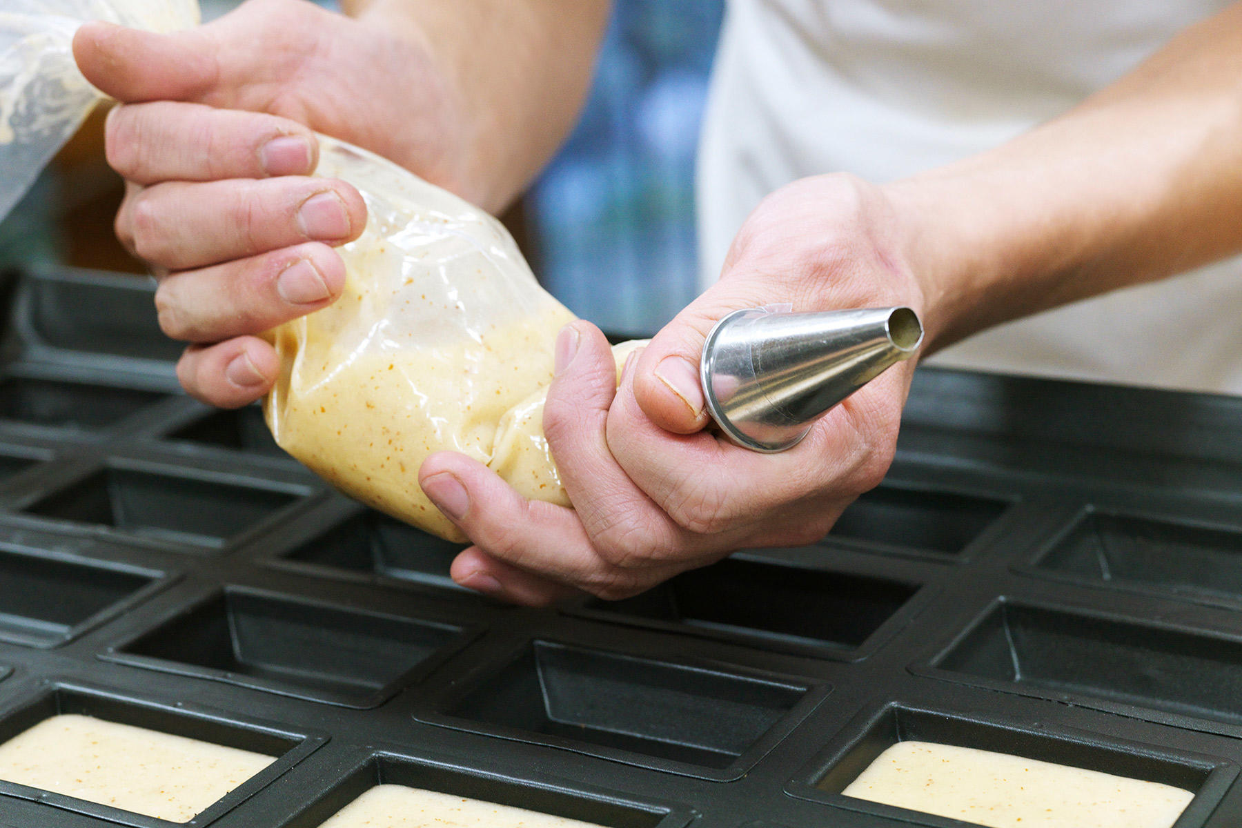 型に生地を絞り出す