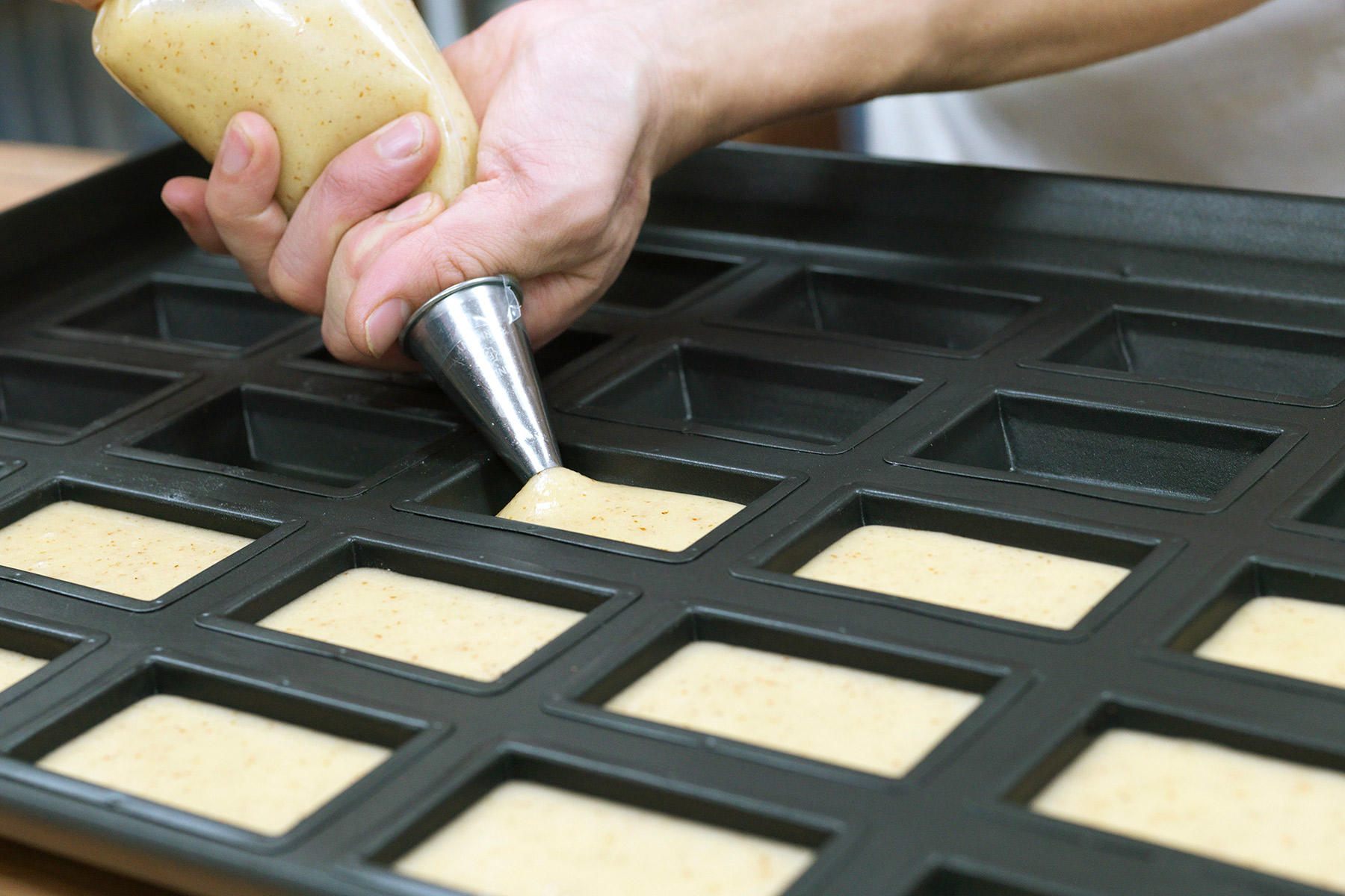 型に生地を絞り出す