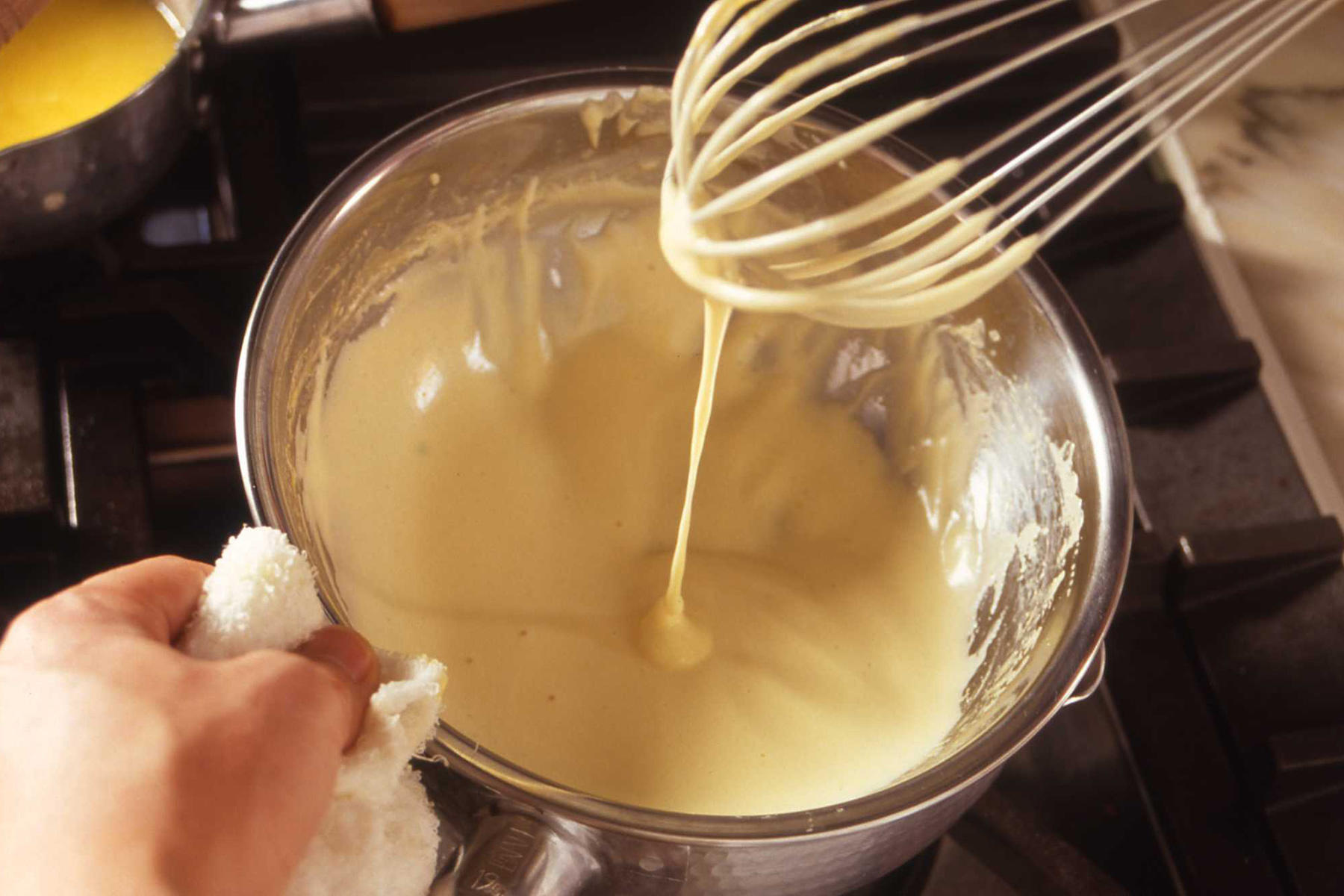 卵黄ソースをつくる