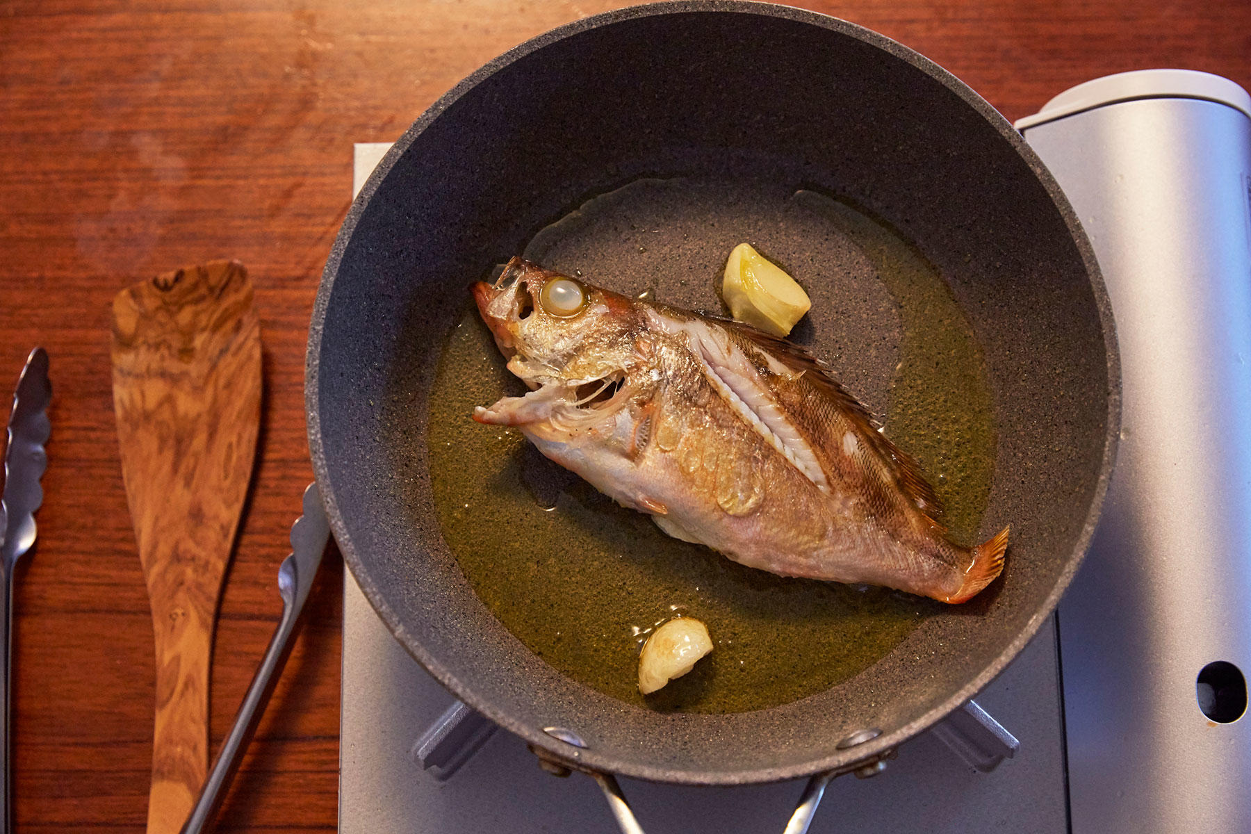 魚の両面をこんがりと