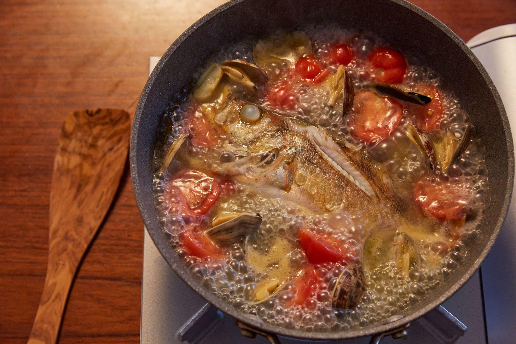 水と昆布を加えたら強火で