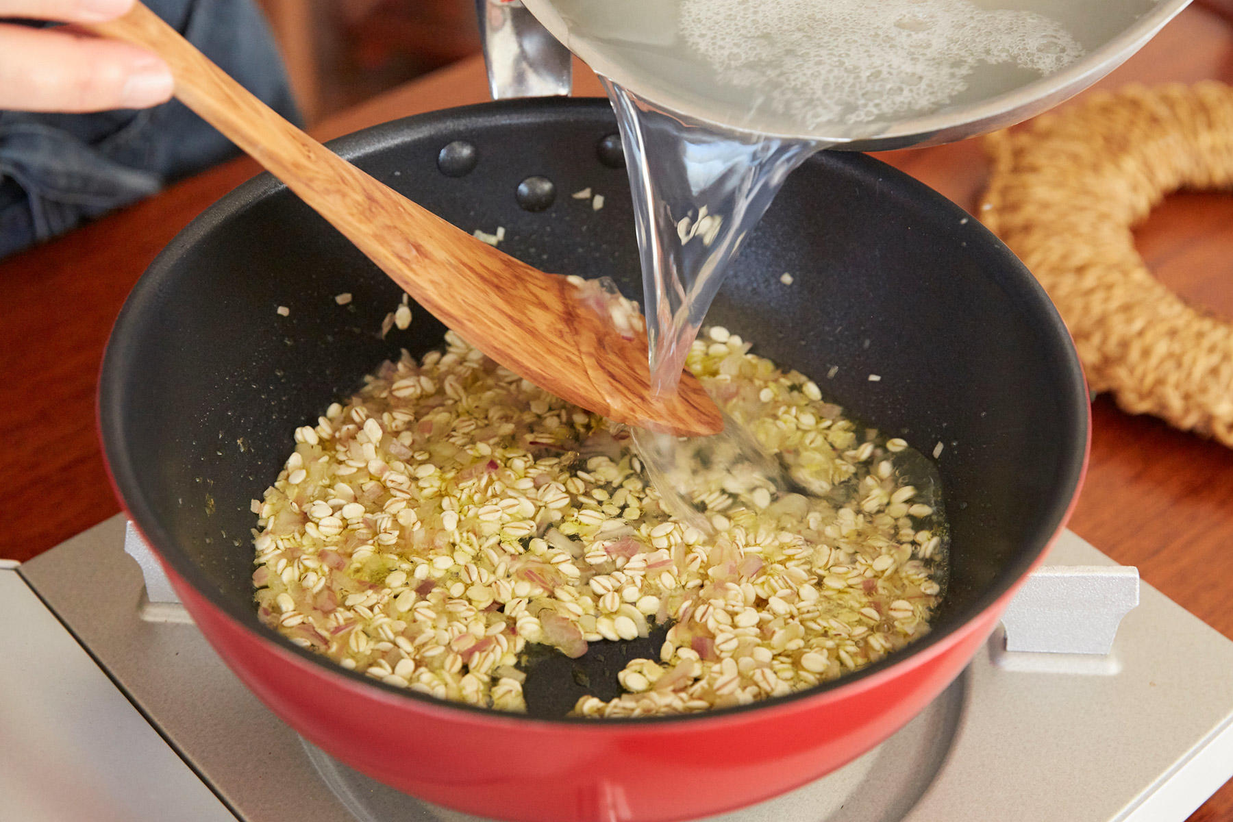 押し麦をスープで煮る