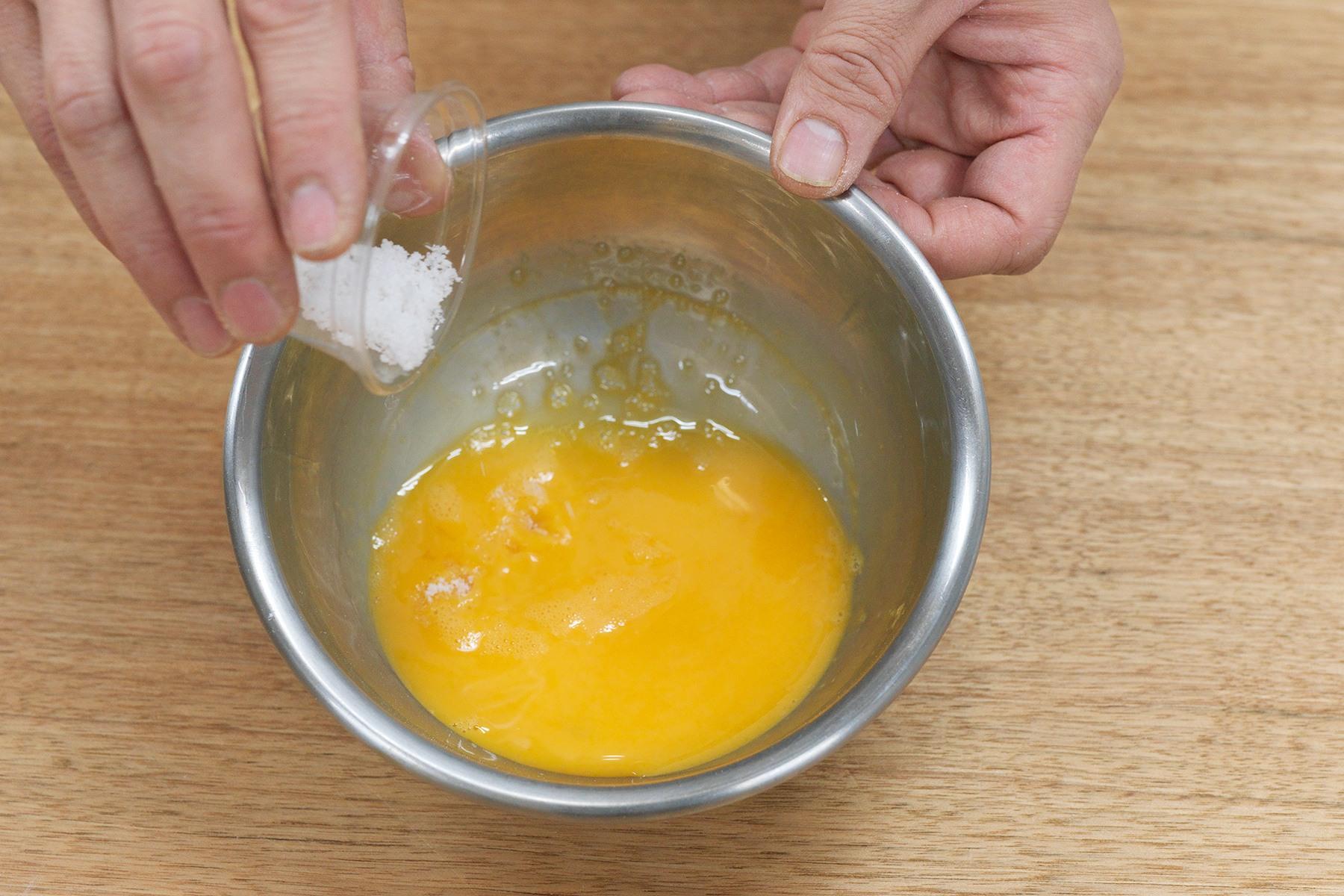 卵に塩を加える