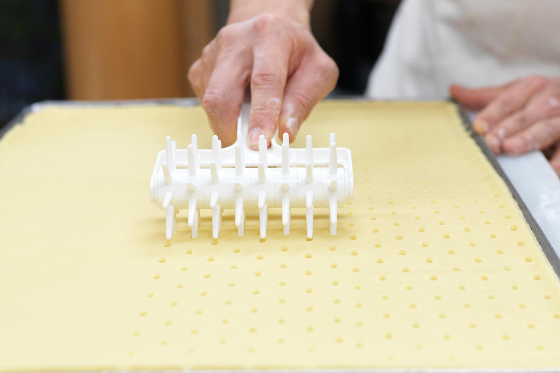 ピケローラーで生地全体に穴を開ける