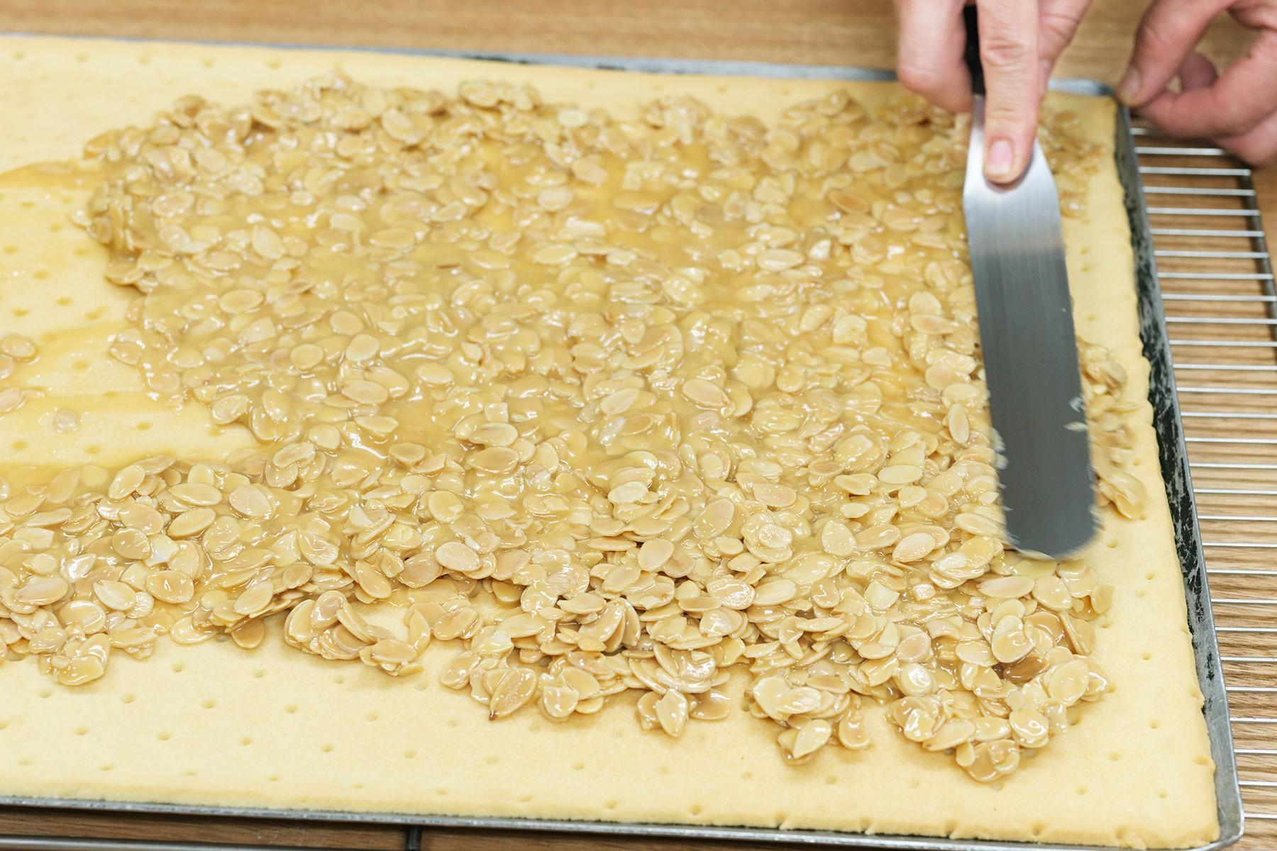 アーモンドキャラメルを伸ばす