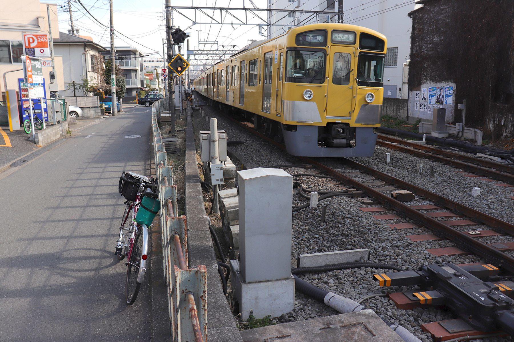 西武新宿線の黄色い電車