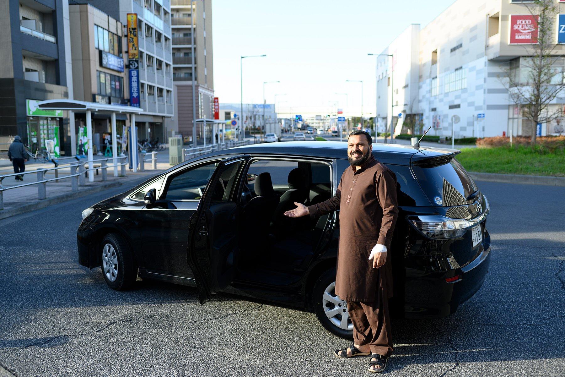 トヨタのワゴンでお迎えしてくれたザヒットさん