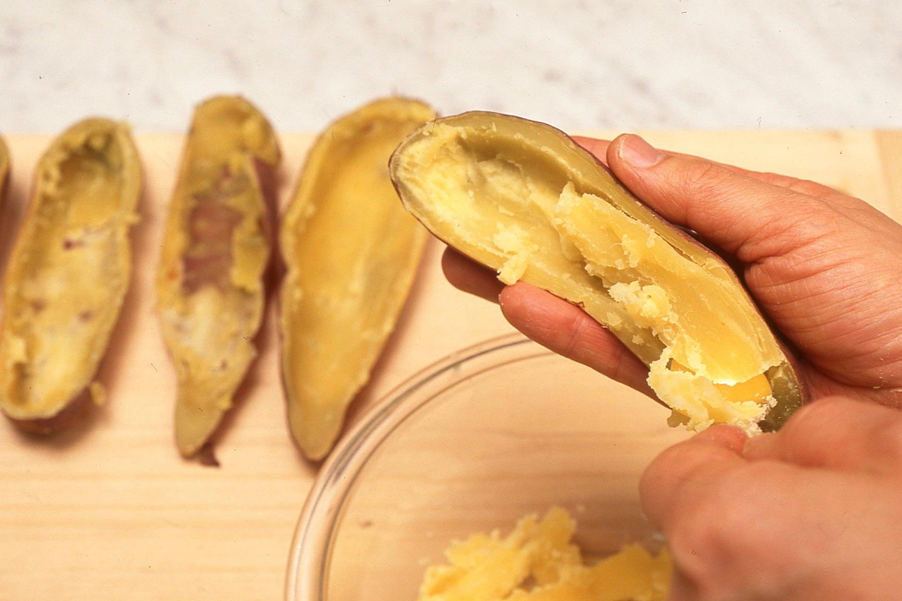 いもをくりぬく