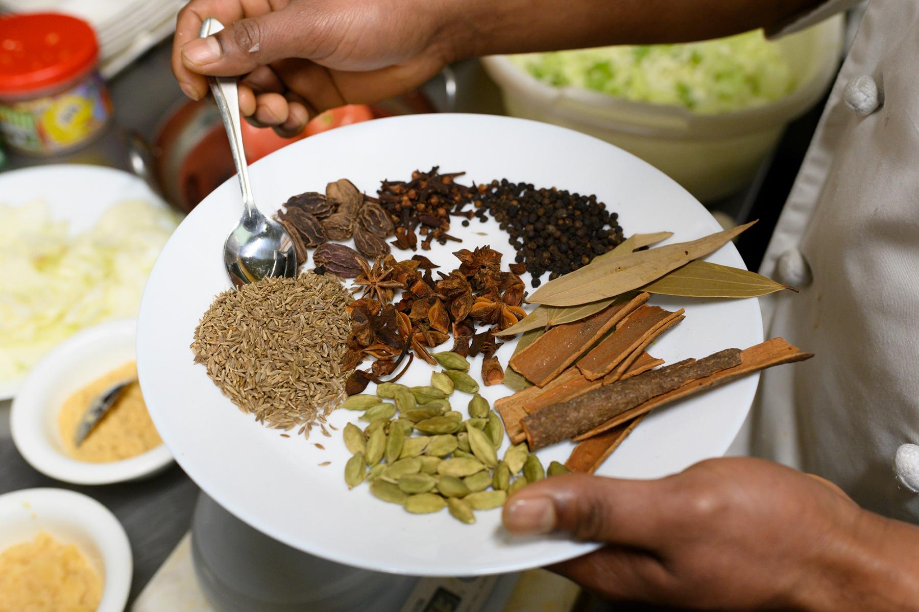 “マトンコルマ”に入れる大量のホールスパイス