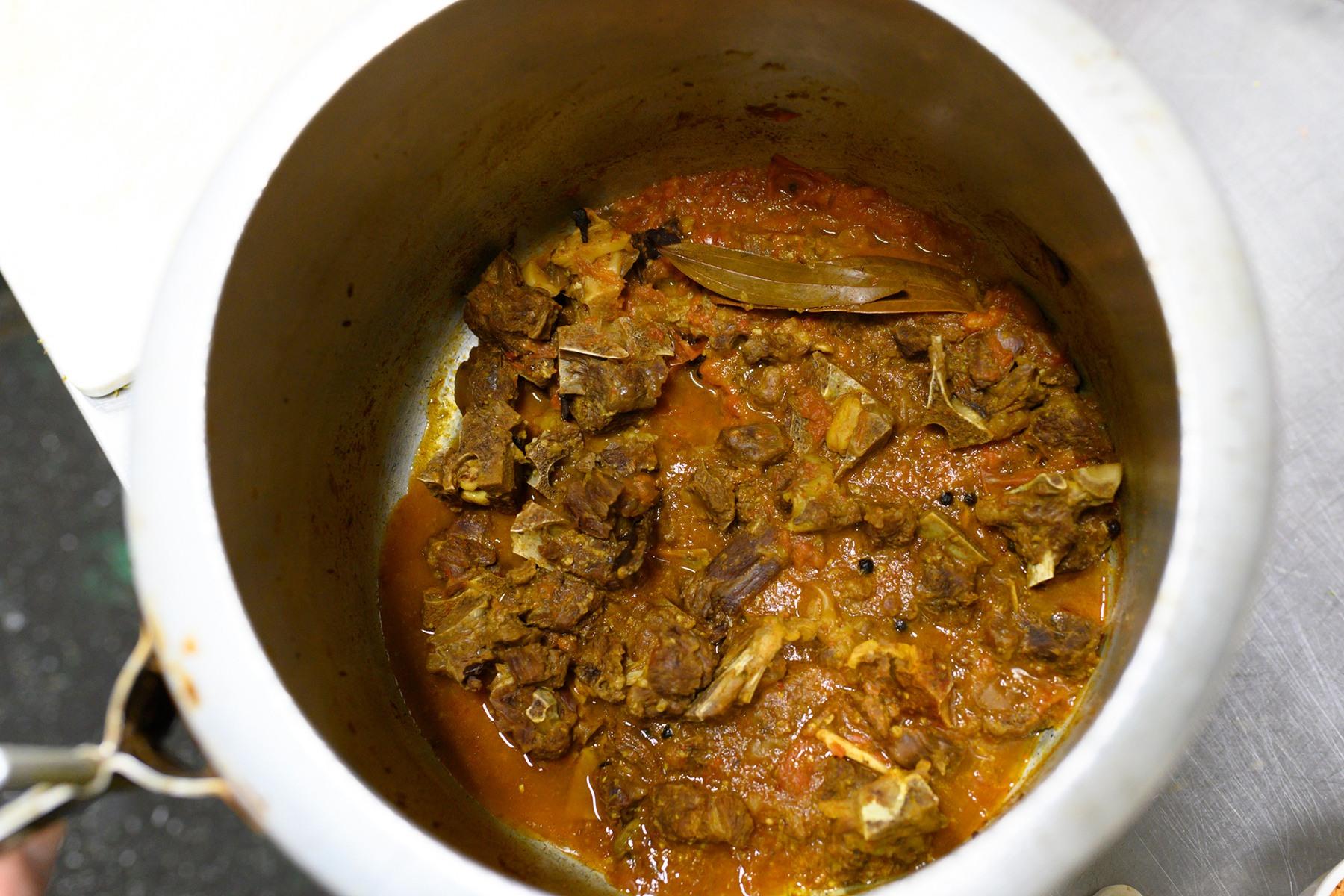 野菜の形が崩れるまで煮込む