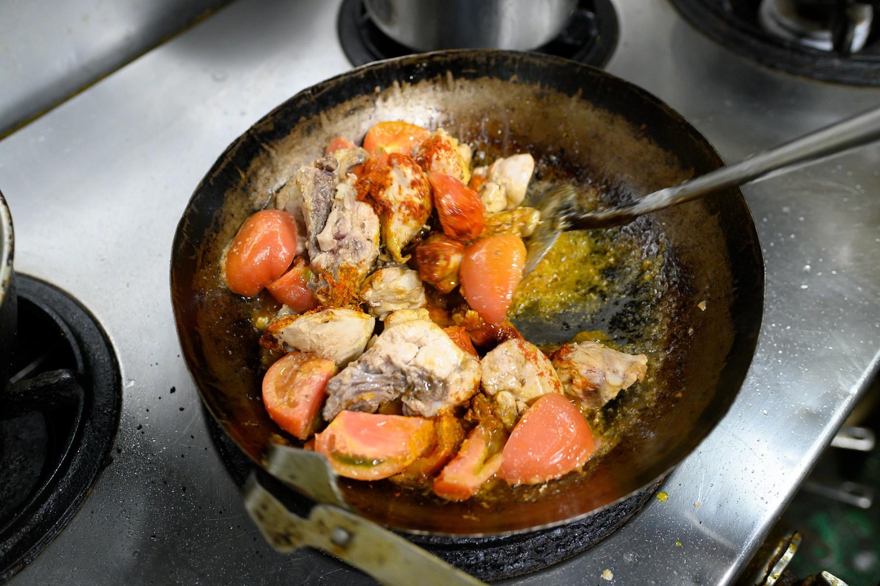トマトを潰しながら炒めるうちに、大量の水分が出てくる。