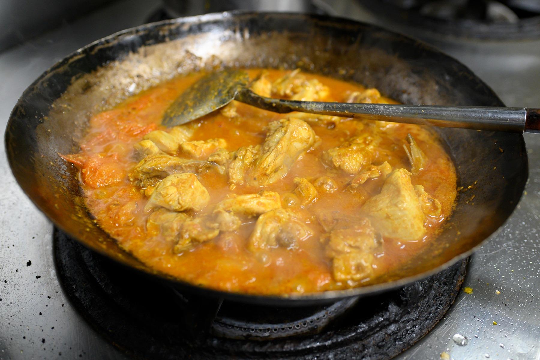 5分ほど混ぜ炒めると、トマトの形が崩れてソースが乳化する。