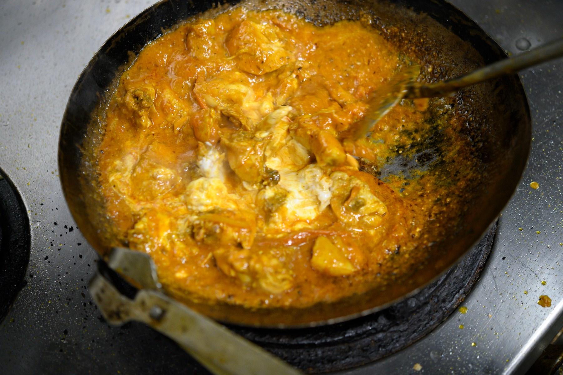 ヨーグルトを加えて煮詰めるとソースの色が変わる。油はねに注意。